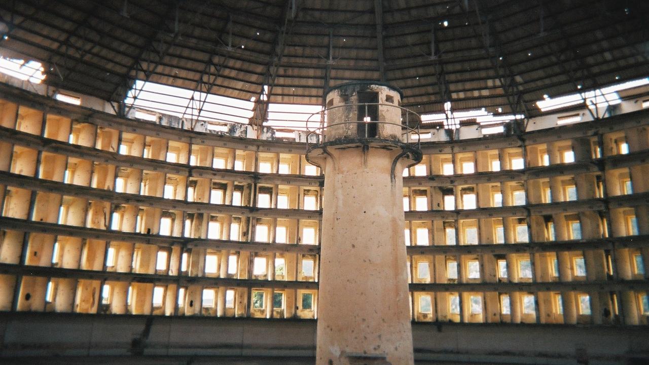 Im inneren einer großen ruinenartigen Halle steht ein runder Wachturm.