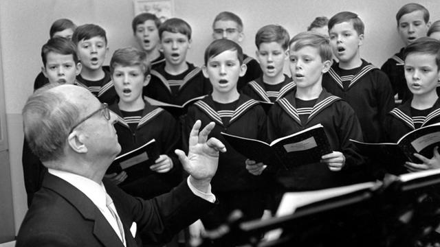 Trotz NS-Vergangenheit wird er bis heute verehrt: Thomaskantor Erhard Mauersberger, hier bei einer Probe 1969. Trotz NS-Vergangenheit wird er bis heute verehrt: Thomaskantor Erhard Mauersberger, hier bei einer Probe 1969.