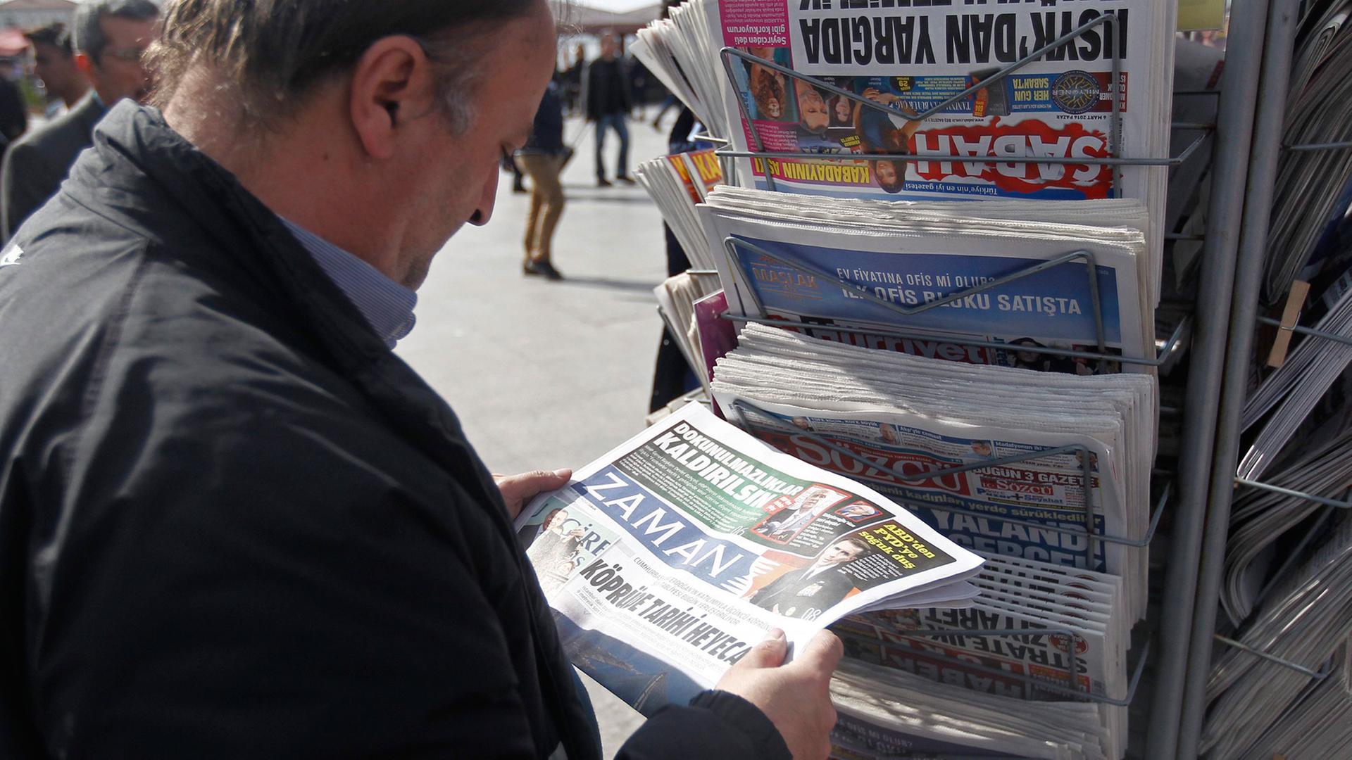 Die erste Ausgabe der jetzt staatlich kontrollierten türkischen Zeitung "Zaman"