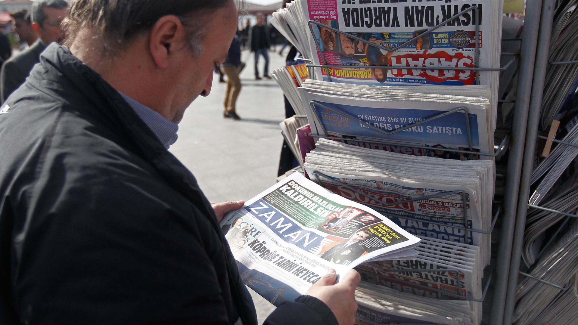 Die erste Ausgabe der jetzt staatlich kontrollierten türkischen Zeitung "Zaman" Die erste Ausgabe der jetzt staatlich kontrollierten türkischen Zeitung "Zaman"