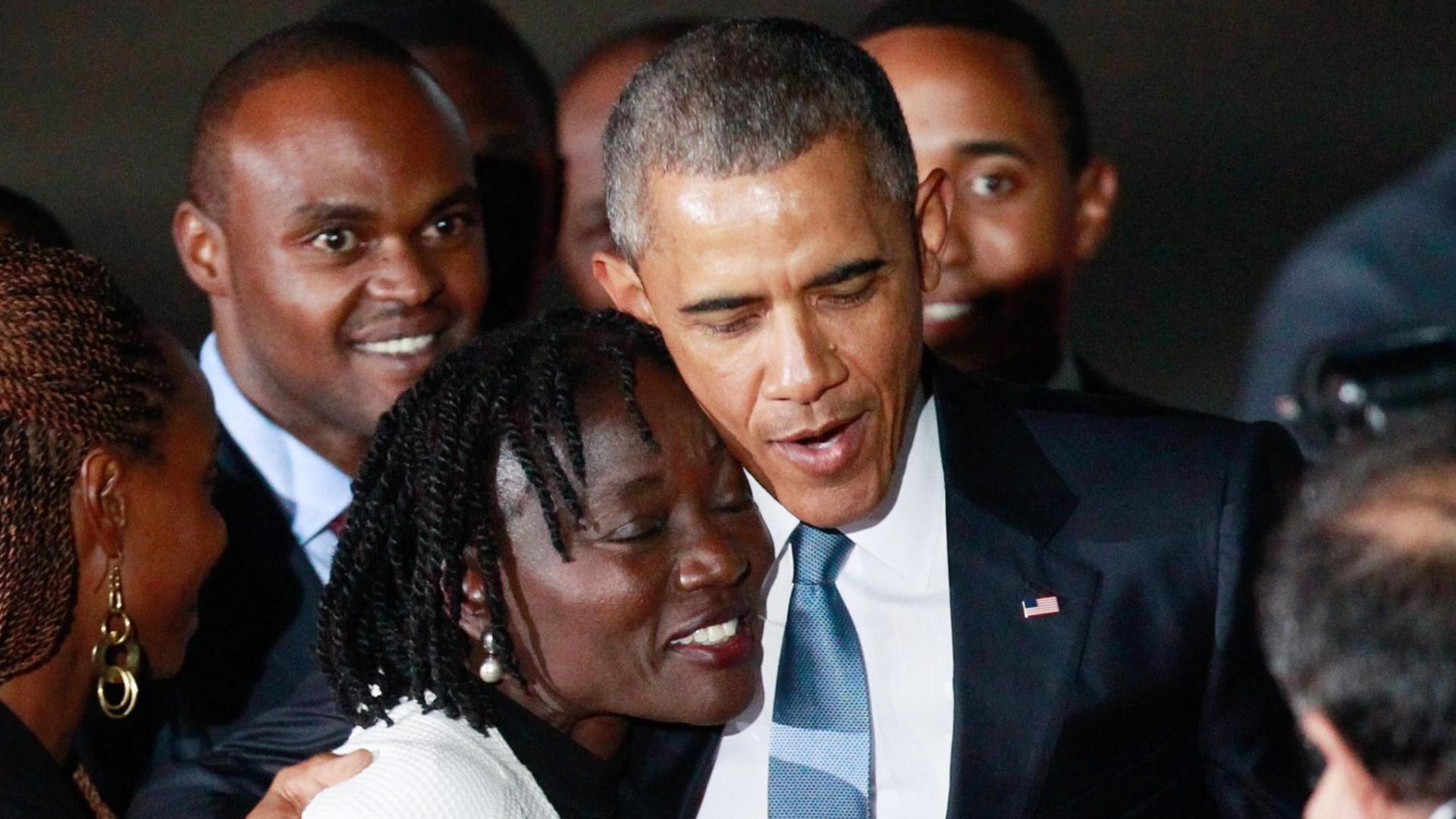 US-Präsident Barack Obama umarmt seine Halbschwester Auma Obama auf dem Jomo Kenyatta Flughafen in der kenianischen Hauptstadt Nairobi. US-Präsident Barack Obama umarmt seine Halbschwester Auma Obama auf dem Jomo Kenyatta Flughafen in der kenianischen Hauptstadt Nairobi.