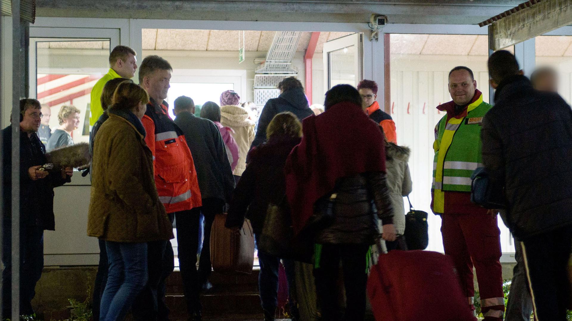 Flüchtlinge kommen am 2.11.2015 auf dem Gelände der Notunterkunft in Sumte (Niedersachsen) an.