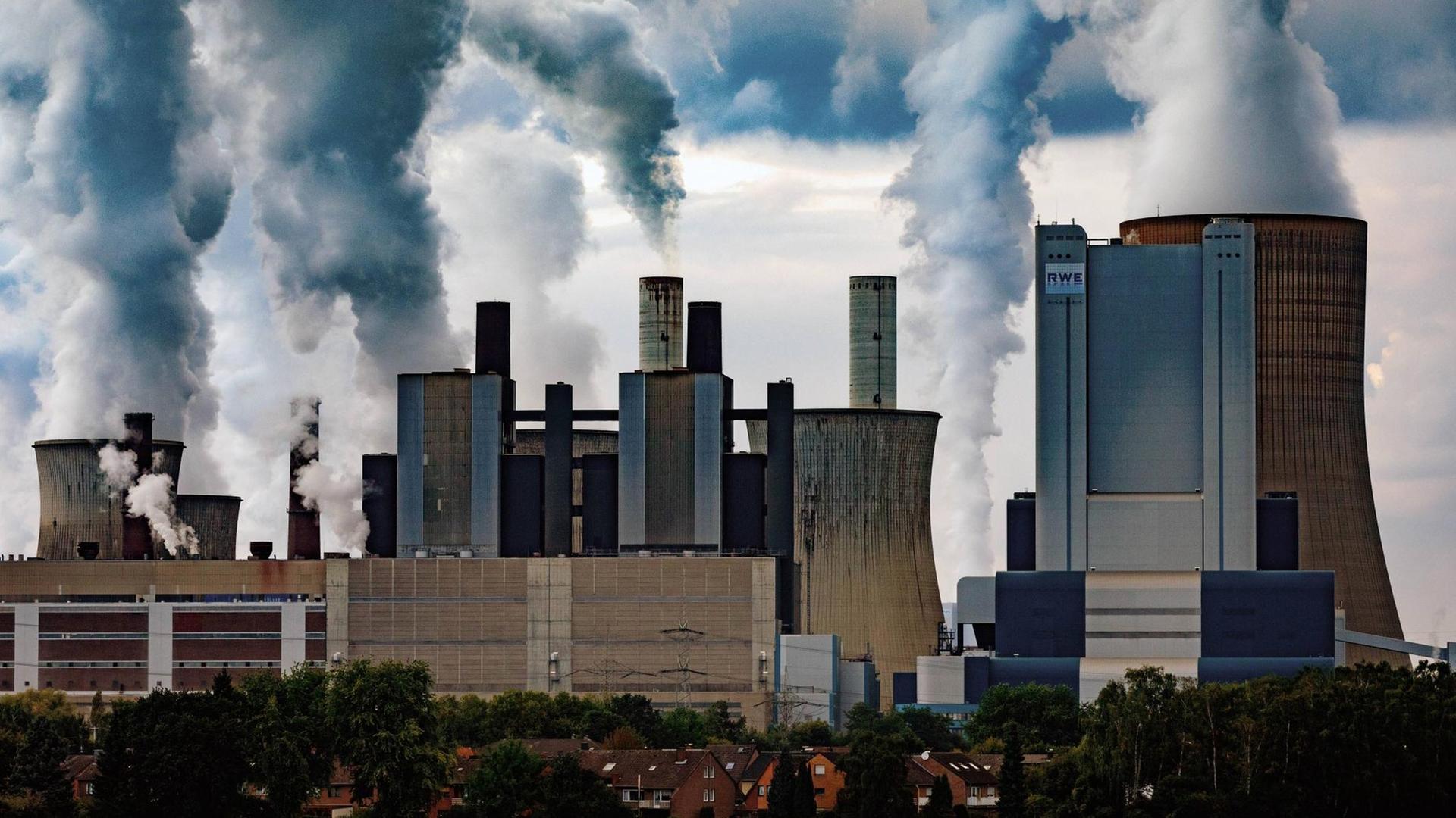 Ansicht des Kraftwerks Niederaußem von der RWE Power. Ansicht des Kraftwerks Niederaußem von der RWE Power.