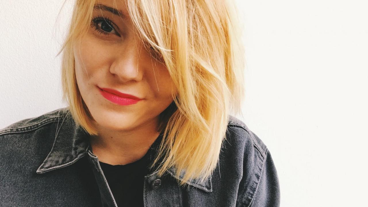 Die Reporterin mit viel Lippenstift Die Reporterin mit viel Lippenstift
