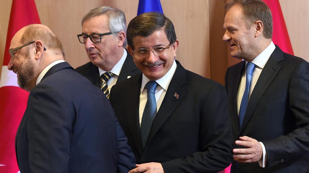 EU-Parlamentspräsident Martin Schulz, EU-Kommissionspräsident Jean-Claude Juncker, der türkische Ministerpräsident Ahmet Davutoglu and EU-Ratspräsident Donald Tusk (von links nach rechts) EU-Parlamentspräsident Martin Schulz, EU-Kommissionspräsident Jean-Claude Juncker, der türkische Ministerpräsident Ahmet Davutoglu and EU-Ratspräsident Donald Tusk (von links nach rechts)