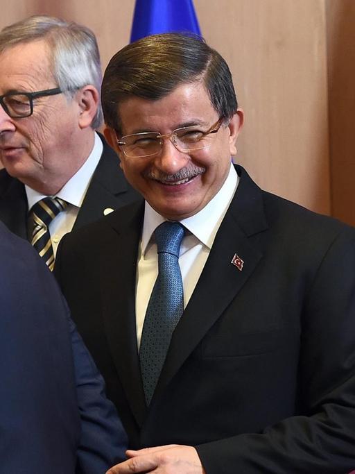 EU-Parlamentspräsident Martin Schulz, EU-Kommissionspräsident Jean-Claude Juncker, der türkische Ministerpräsident Ahmet Davutoglu and EU-Ratspräsident Donald Tusk (von links nach rechts)