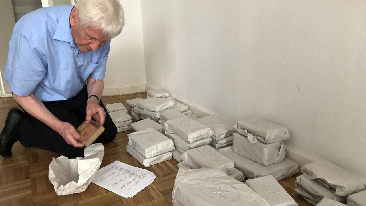 Prof. Wolfgang Eichwede mit den 91 Büchern. Prof. Wolfgang Eichwede mit den 91 Büchern.