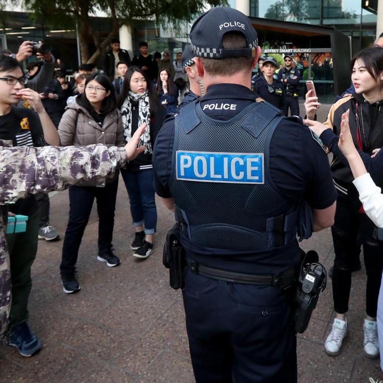 Australische Polizisten trennen Pro-China- und Pro-Hongkong-Demonstranten vor der University of South Australia.