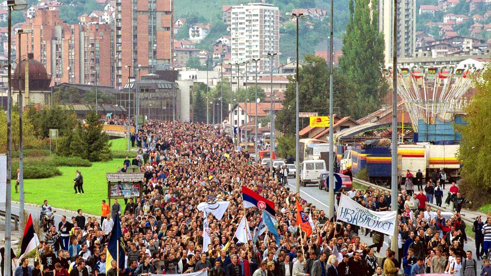 Rund 15000 Menschen marschieren durch Uzice in der Provinz Novi Sad, um die serbische Oppositionspartei zu unterstützen. Rund 15000 Menschen marschieren durch Uzice in der Provinz Novi Sad, um die serbische Oppositionspartei zu unterstützen.