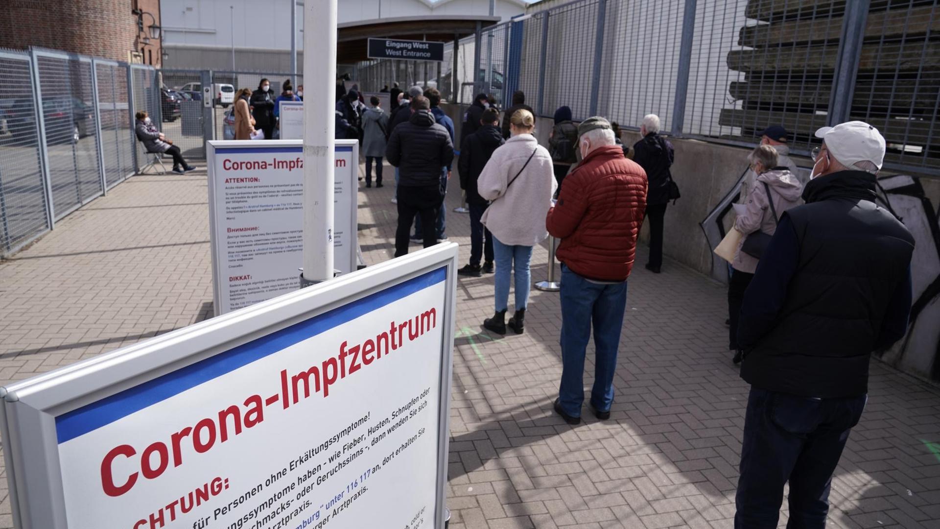 Menschen warten vor dem Impfzentrum auf dem Hamburger Messegelände. Menschen warten vor dem Impfzentrum auf dem Hamburger Messegelände.