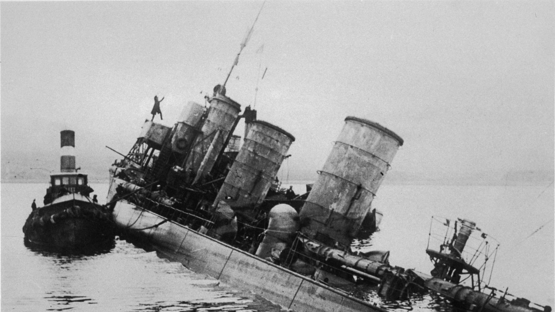 Ein Zerstörer der deutschen Flotte in Schieflage. Ein Zerstörer der deutschen Flotte in Schieflage.