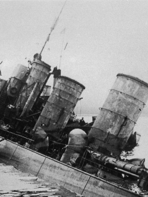 Ein Zerstörer der deutschen Flotte in Schieflage.