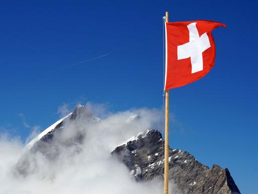 Die Schweizer Flagge weht nahe dem Jungfraujoch in den Berner Alpen
