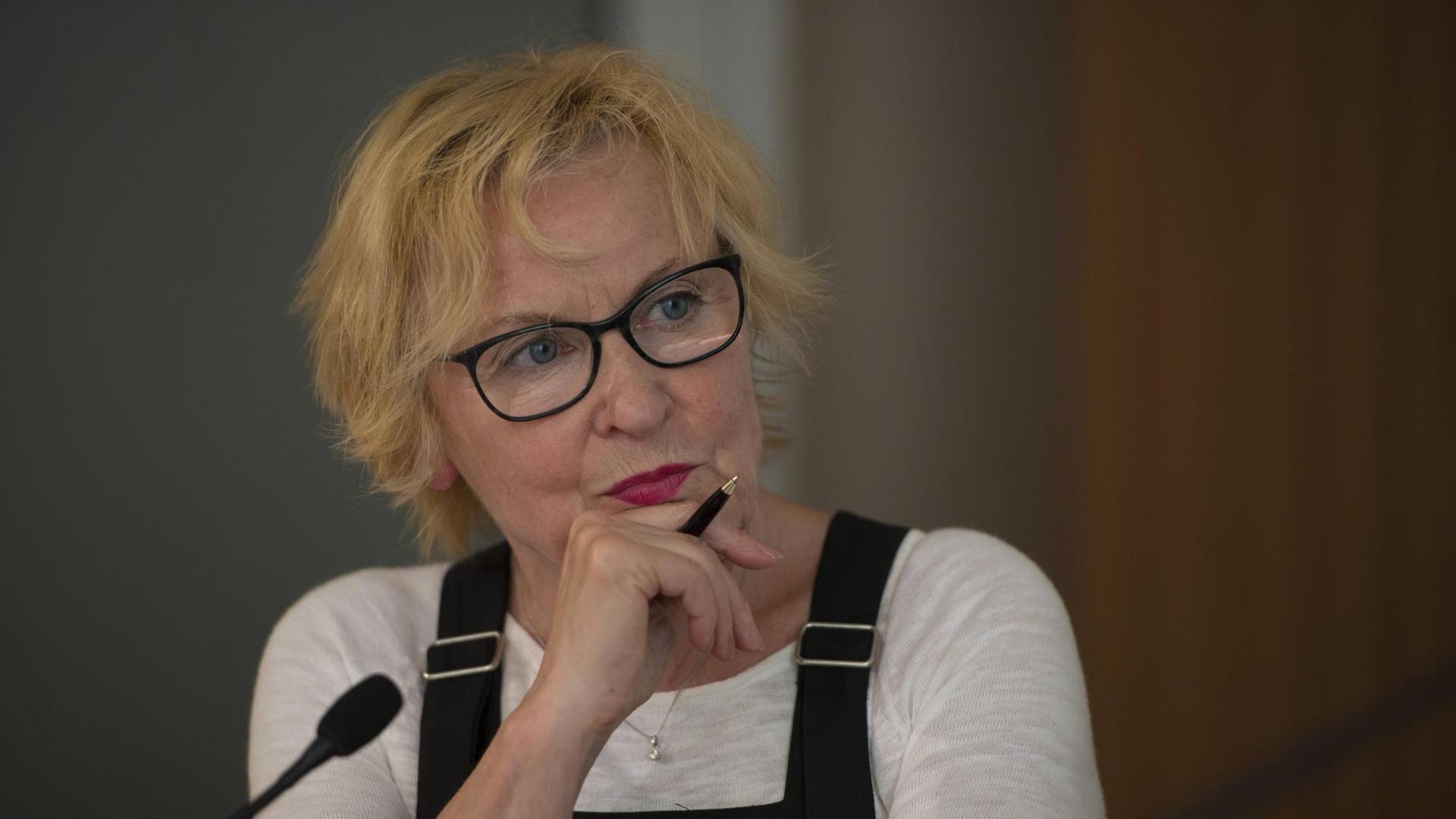 Bascha Mika 2016 in ihrer damaligen Funktion als Chefredakteurin der Frankfurter Rundschau. Sie trägt eine Brille und hält einen Kugelschreiber in Ihrer Hand. Bascha Mika 2016 in ihrer damaligen Funktion als Chefredakteurin der Frankfurter Rundschau. Sie trägt eine Brille und hält einen Kugelschreiber in Ihrer Hand.