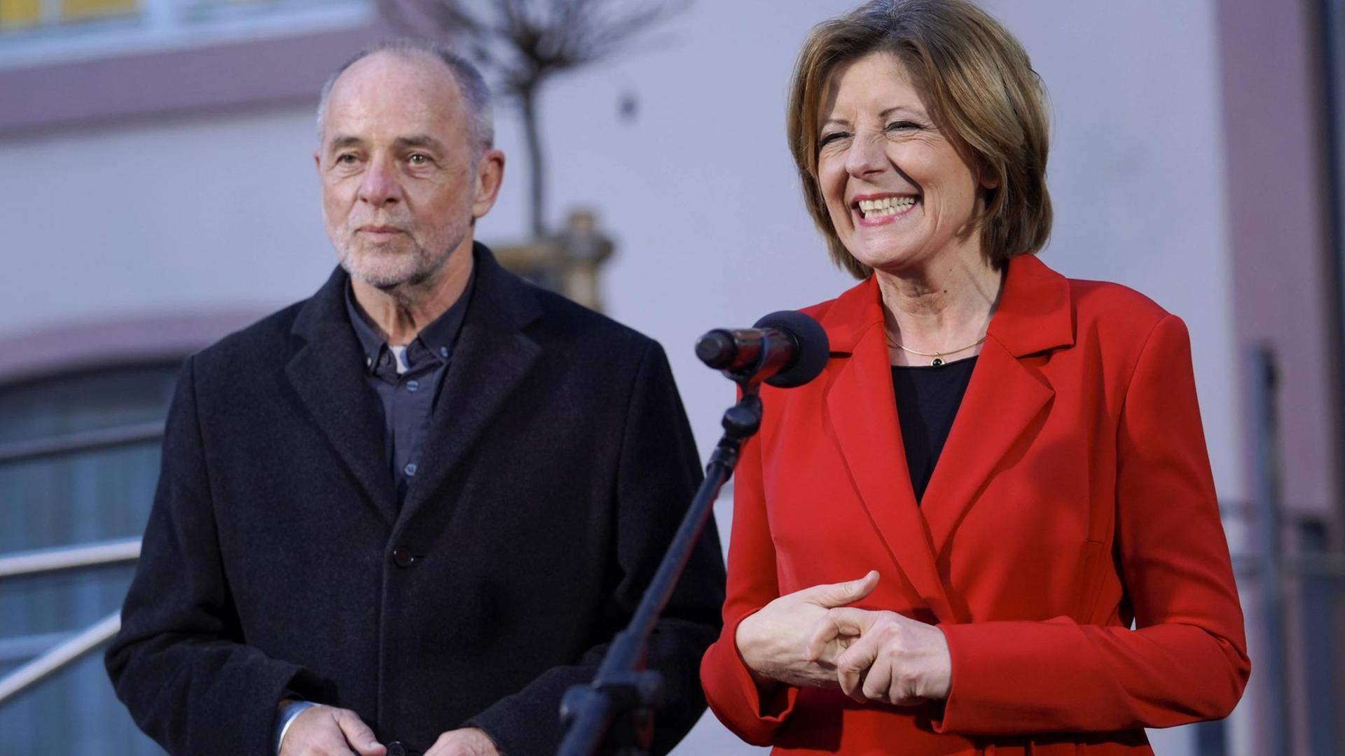 Die amtierende Ministerpraesidentin Malu Dreyer (SPD) gemeinsam mit Ehemann Klaus Jensen beim Pressestatement zum Ausgang der Landtagswahl in Rheinland-Pfalz vor der Staatskanzlei in Mainz Die amtierende Ministerpraesidentin Malu Dreyer (SPD) gemeinsam mit Ehemann Klaus Jensen beim Pressestatement zum Ausgang der Landtagswahl in Rheinland-Pfalz vor der Staatskanzlei in Mainz