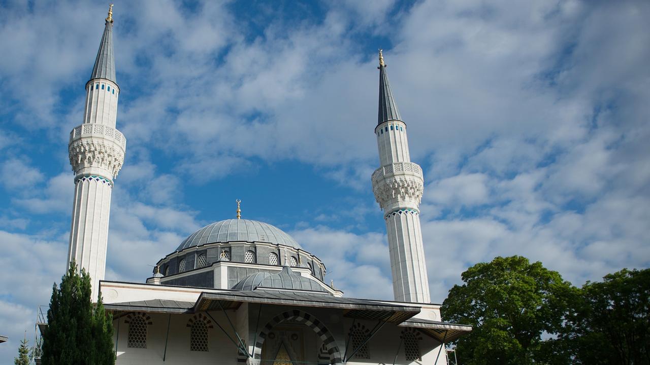 Die türkische Sehitlik-Moschee am Columbiadamm in Berlin. Die türkische Sehitlik-Moschee am Columbiadamm in Berlin.