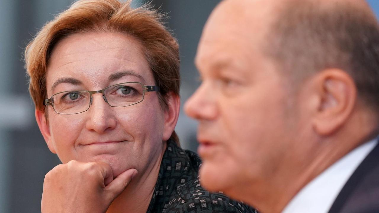 21.08.2019, Berlin: Olaf Scholz, Bundesfinanzminister, und Klara Geywitz, Brandenburger Landtagsabgeordnete, sitzen in der Bundespressekonferenz, um anschließend ihre Kandidatur für den Vorsitz der SPD anzukündigen. Foto: Kay Nietfeld/dpa | Verwendung weltweit 21.08.2019, Berlin: Olaf Scholz, Bundesfinanzminister, und Klara Geywitz, Brandenburger Landtagsabgeordnete, sitzen in der Bundespressekonferenz, um anschließend ihre Kandidatur für den Vorsitz der SPD anzukündigen. Foto: Kay Nietfeld/dpa | Verwendung weltweit