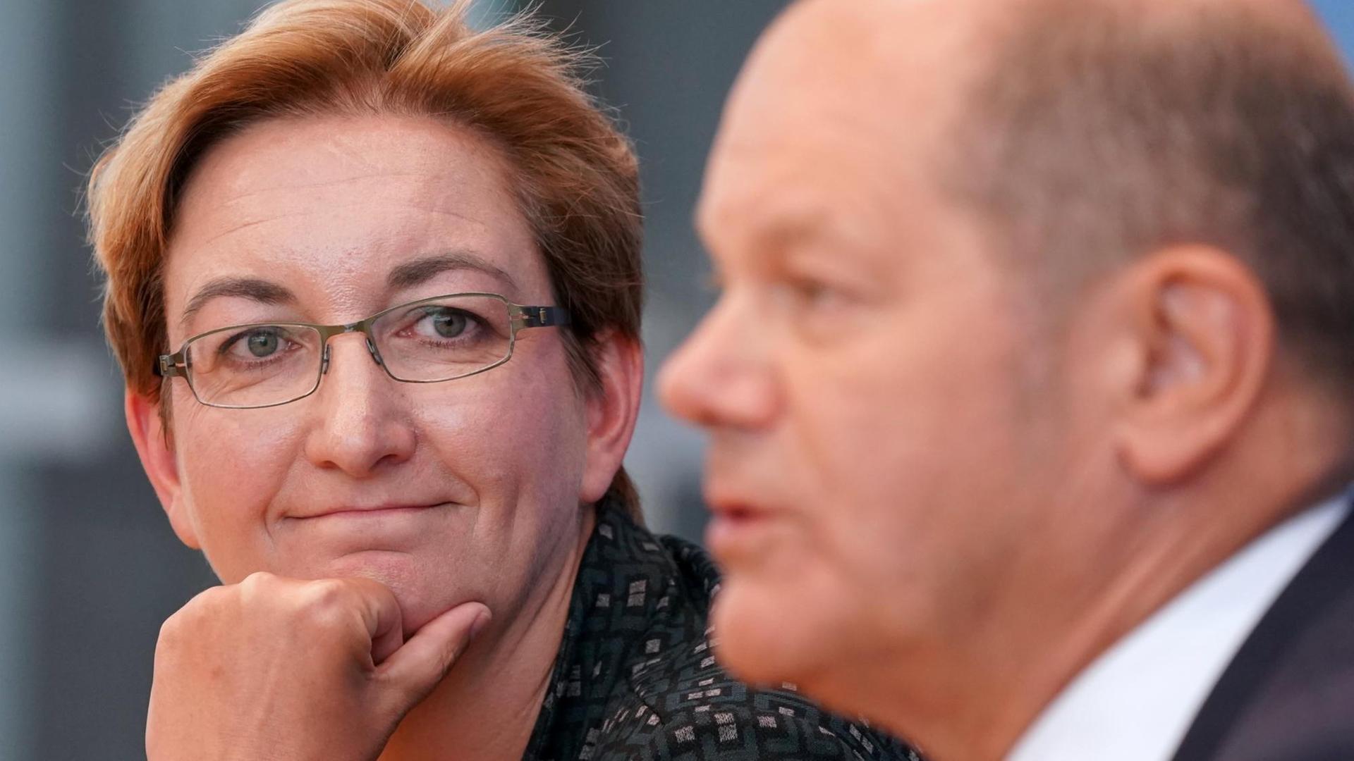 21.08.2019, Berlin: Olaf Scholz, Bundesfinanzminister, und Klara Geywitz, Brandenburger Landtagsabgeordnete, sitzen in der Bundespressekonferenz, um anschließend ihre Kandidatur für den Vorsitz der SPD anzukündigen. Foto: Kay Nietfeld/dpa | Verwendung weltweit