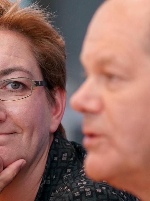 21.08.2019, Berlin: Olaf Scholz, Bundesfinanzminister, und Klara Geywitz, Brandenburger Landtagsabgeordnete, sitzen in der Bundespressekonferenz, um anschließend ihre Kandidatur für den Vorsitz der SPD anzukündigen. Foto: Kay Nietfeld/dpa | Verwendung weltweit