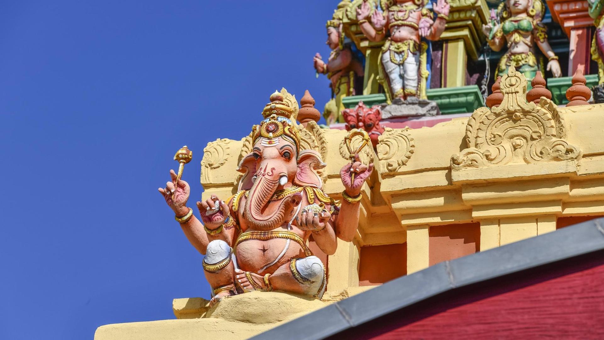 Ganesha, Hindustischer Sri Mayurapathy Murugan Tempel, Blaschkoallee, Britz, Neukölln. Ganesha, Hindustischer Sri Mayurapathy Murugan Tempel, Blaschkoallee, Britz, Neukölln.