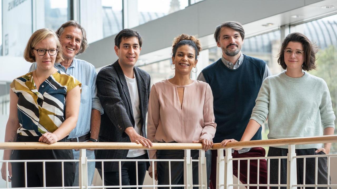 Die sechs Kandidatinnen und Kandidaten für den Deutschen Buchpreis 2019 sind (von links nach rechts) Raphaela Edelbauer, Norbert Scheuer, Tonio Schachinger, Jackie Thomae, Saša Stanišić und Miku Sophie Kühmel. Die sechs Kandidatinnen und Kandidaten für den Deutschen Buchpreis 2019 sind (von links nach rechts) Raphaela Edelbauer, Norbert Scheuer, Tonio Schachinger, Jackie Thomae, Saša Stanišić und Miku Sophie Kühmel.