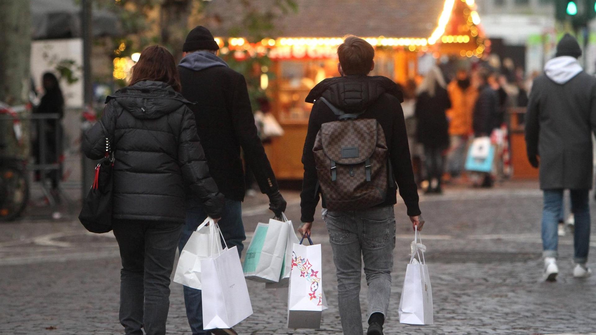 Am zweiten Adventssamstag tragen Passanten Papiertüten mit Einkäufen in der Innenstadt von Frankfurt, Hessen, Deutschland Am zweiten Adventssamstag tragen Passanten Papiertüten mit Einkäufen in der Innenstadt von Frankfurt, Hessen, Deutschland