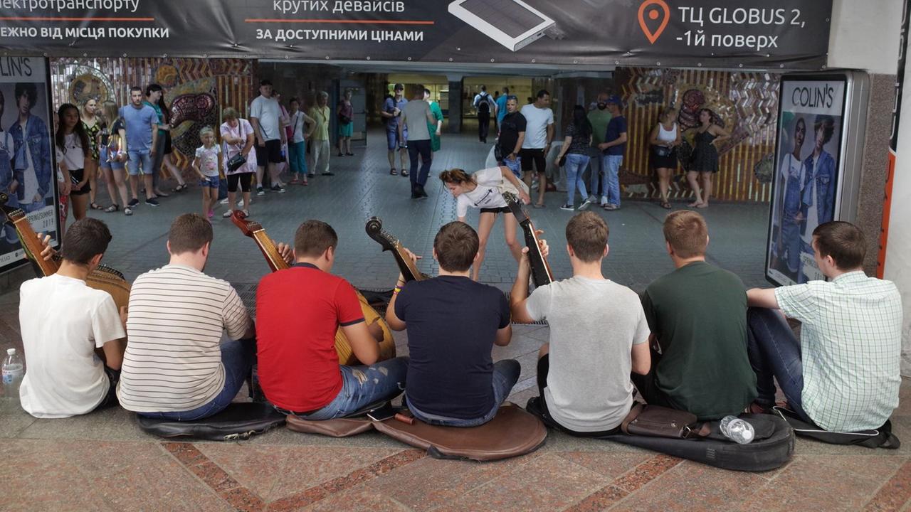 Die Band von Dmytro Olexandrowytsch musiziert in Kiew.