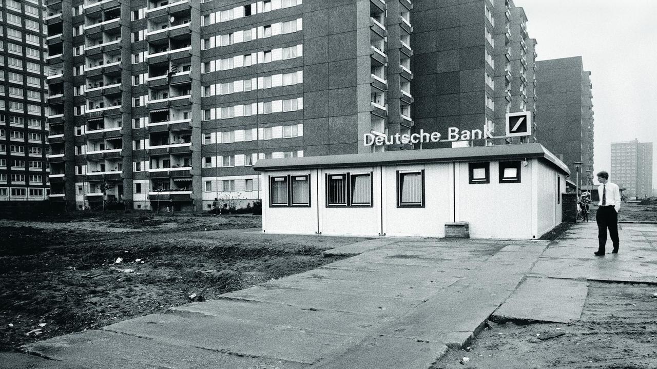 Eine Containerfiliale der Deutschen Bank im Neubaugebiet Leipzig-Grünau im August 1990. Eine Containerfiliale der Deutschen Bank im Neubaugebiet Leipzig-Grünau im August 1990.