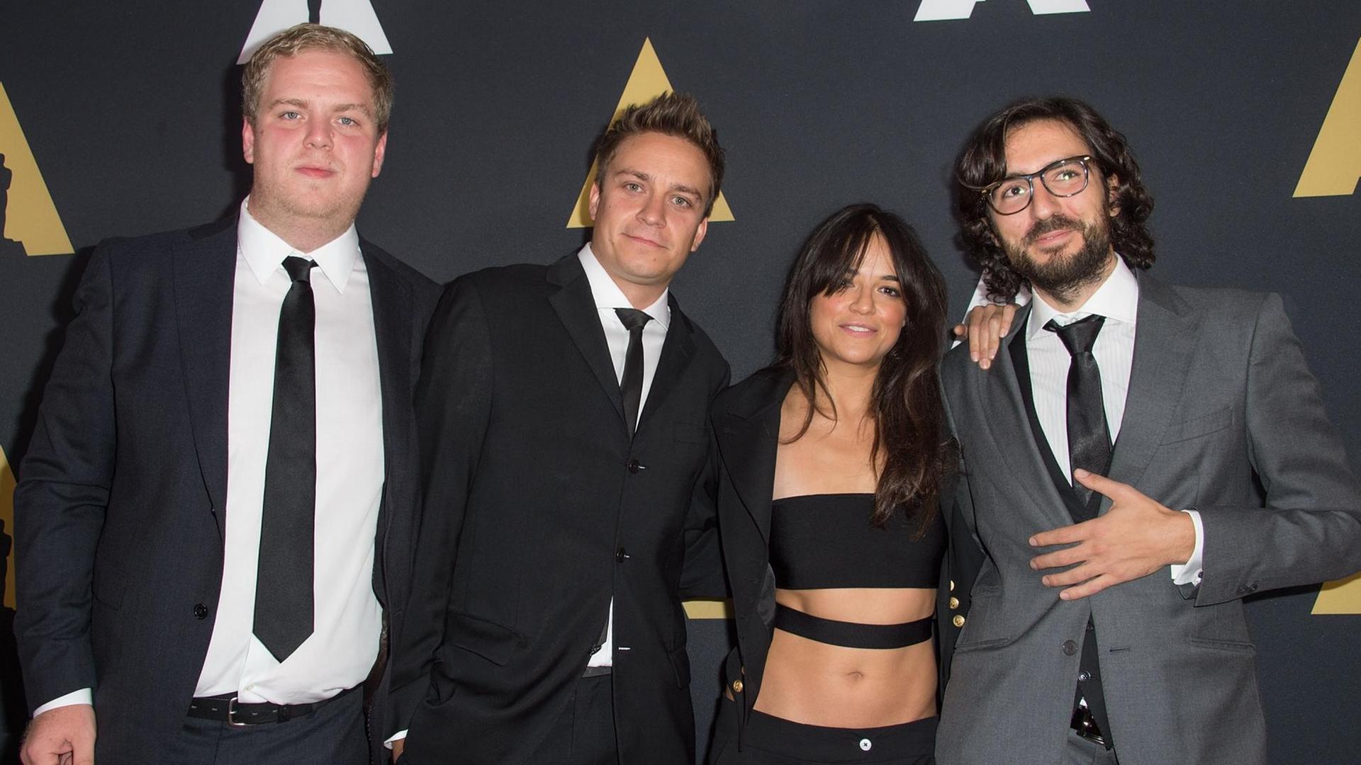 Dustin Loose, Patrick Vollrath, Michelle Rodriguez und Ilker Catak bei der Preisverleihung der Student Academy Awards 2015 in Beverly Hills.