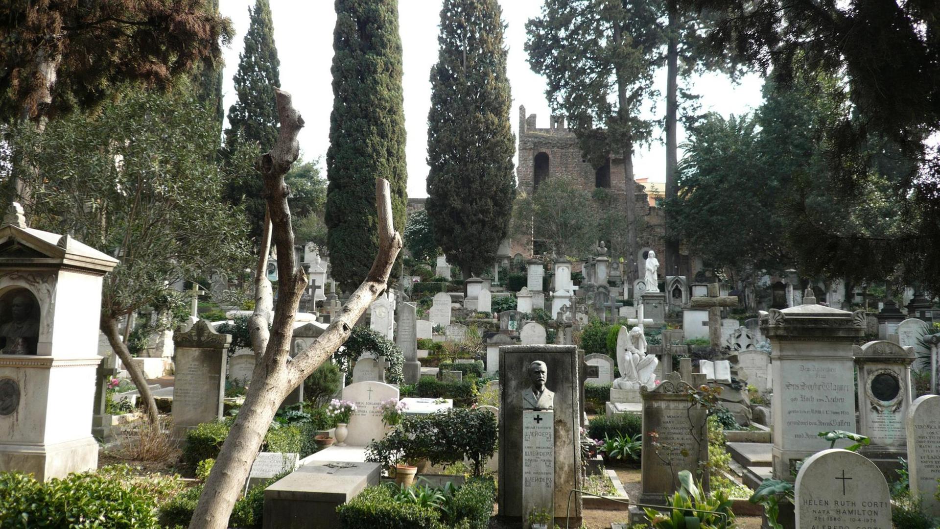 Eine Übersicht über den "Protestantischen Friedhof" Roms. Das älteste Grab auf dem Friedhof, der auf Roms "Tonscherben-Hügel" liegt, stammt bereits aus dem Jahr 1738, offiziell wurde er aber erst im Jahr 1821 zum Friedhof erklärt.