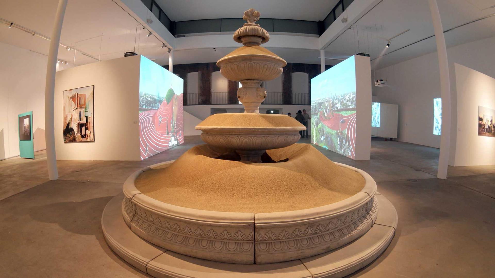 Die Installation "Sandfountain" von Klaus Weber ist im Rahmen der Art Week am 14.09.2015 im KW Institute for Contemporary Art in Berlin zu sehen. Die Installation "Sandfountain" von Klaus Weber ist im Rahmen der Art Week am 14.09.2015 im KW Institute for Contemporary Art in Berlin zu sehen.