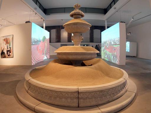 Die Installation "Sandfountain" von Klaus Weber ist im Rahmen der Art Week am 14.09.2015 im KW Institute for Contemporary Art in Berlin zu sehen.