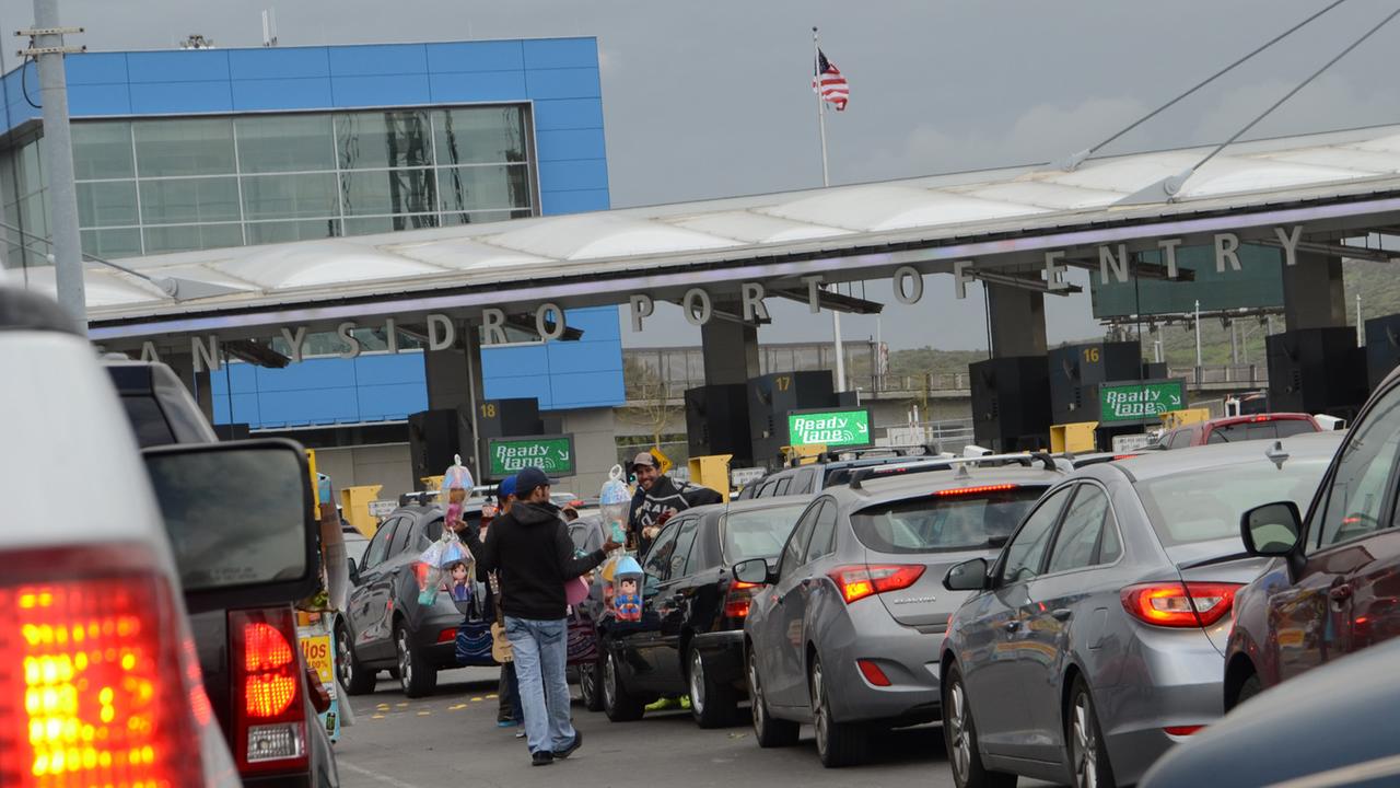 Am Grenzübergang zwischen Tijuana und San Diegos Stadtteil San Ysidro stauen sich die Pendler. Am Grenzübergang zwischen Tijuana und San Diegos Stadtteil San Ysidro stauen sich die Pendler.