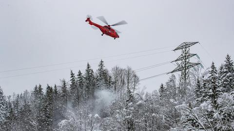 Ein Hubschrauber fliegt eine 110kV Hochspannungsleitung am Samstag, 12. Jänner 2018, im Bereich von Landl ab und befreit umliegende Bäume von Schnee. Für die nächsten Tage wurde erneut starker Schneefall prognostiziert.