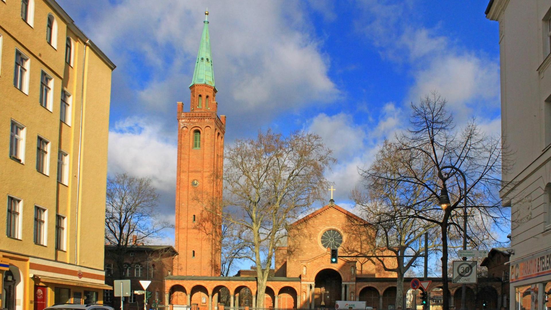 St.-Johannis-Kirche an der Straße Alt-Moabit. St.-Johannis-Kirche an der Straße Alt-Moabit.