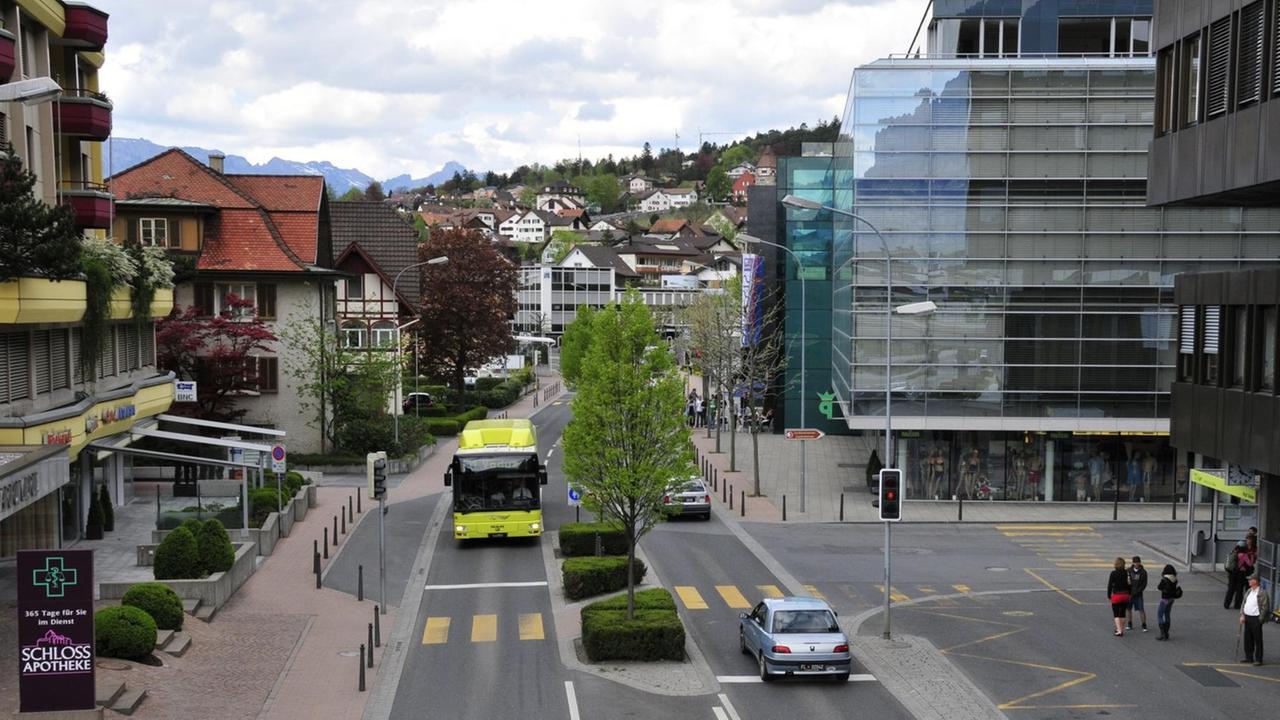 Blick auf die Hauptdurchgangsstraße von Vaduz im Fürstentum Liechtenstein