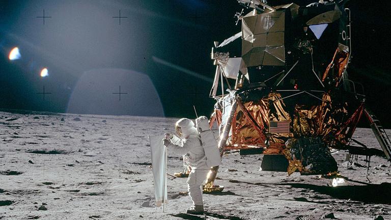 Mondoberfläche: Der US-Astronaut Buzz Aldrin entfaltet auf der Mondoberfläche das "Solar Wind Composition Experiment". Mondoberfläche: Der US-Astronaut Buzz Aldrin entfaltet auf der Mondoberfläche das "Solar Wind Composition Experiment".