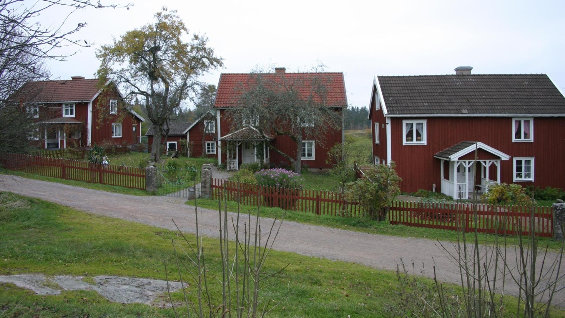 Die Häuser, die in den Astrid-Lindgren-Geschichten "Wir Kinder aus Bullerbü" der Nord-, Mittel- und Südhof sind, stehen im Dorf Sevedstorp nahe der Lindgren-Geburtsstadt Vimmerby (Foto vom 25.10.2007). Die Häuser, die in den Astrid-Lindgren-Geschichten "Wir Kinder aus Bullerbü" der Nord-, Mittel- und Südhof sind, stehen im Dorf Sevedstorp nahe der Lindgren-Geburtsstadt Vimmerby (Foto vom 25.10.2007).