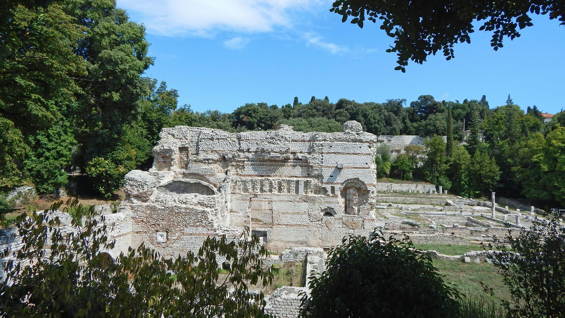 Blick auf die Ausgrabungen der roemischen Thermen aus dem 3. Jh vor Christi neben Museum Musee Matisse auf dem Huegel von Cimiez in Nizza an der franzoesischen Cote d' Azur - Die Thermen gehoeren zu den besterhaltenen Ueberresten von Cemenelum. Blick auf die Ausgrabungen der roemischen Thermen aus dem 3. Jh vor Christi neben Museum Musee Matisse auf dem Huegel von Cimiez in Nizza an der franzoesischen Cote d' Azur - Die Thermen gehoeren zu den besterhaltenen Ueberresten von Cemenelum.