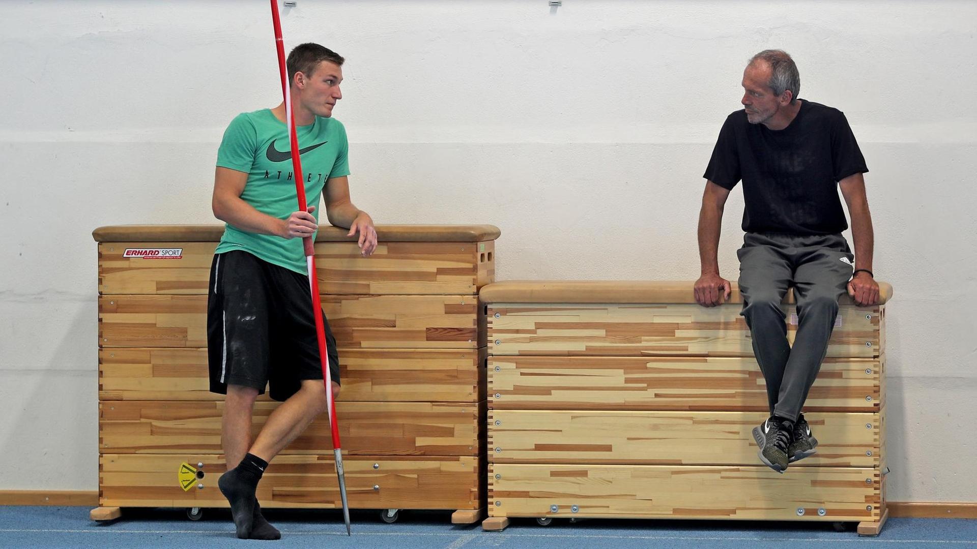 Der deutsche Speerwerfer Thomas Röhler (l) und sein Trainer Harro Schwuchow. Der deutsche Speerwerfer Thomas Röhler (l) und sein Trainer Harro Schwuchow.