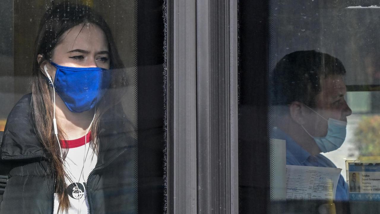 Eine Frau in einem Moskauer Bus trägt eine Maske Eine Frau in einem Moskauer Bus trägt eine Maske