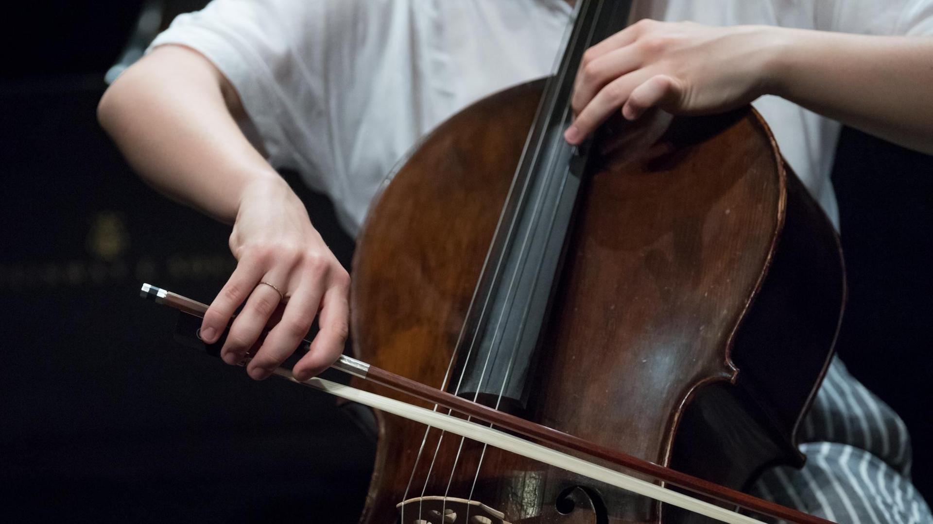 Das Foto zeigt eine der Teilnehmerinnen beim 56. Bundeswettbewerb "Jugend musiziert", sie spielt Cello.