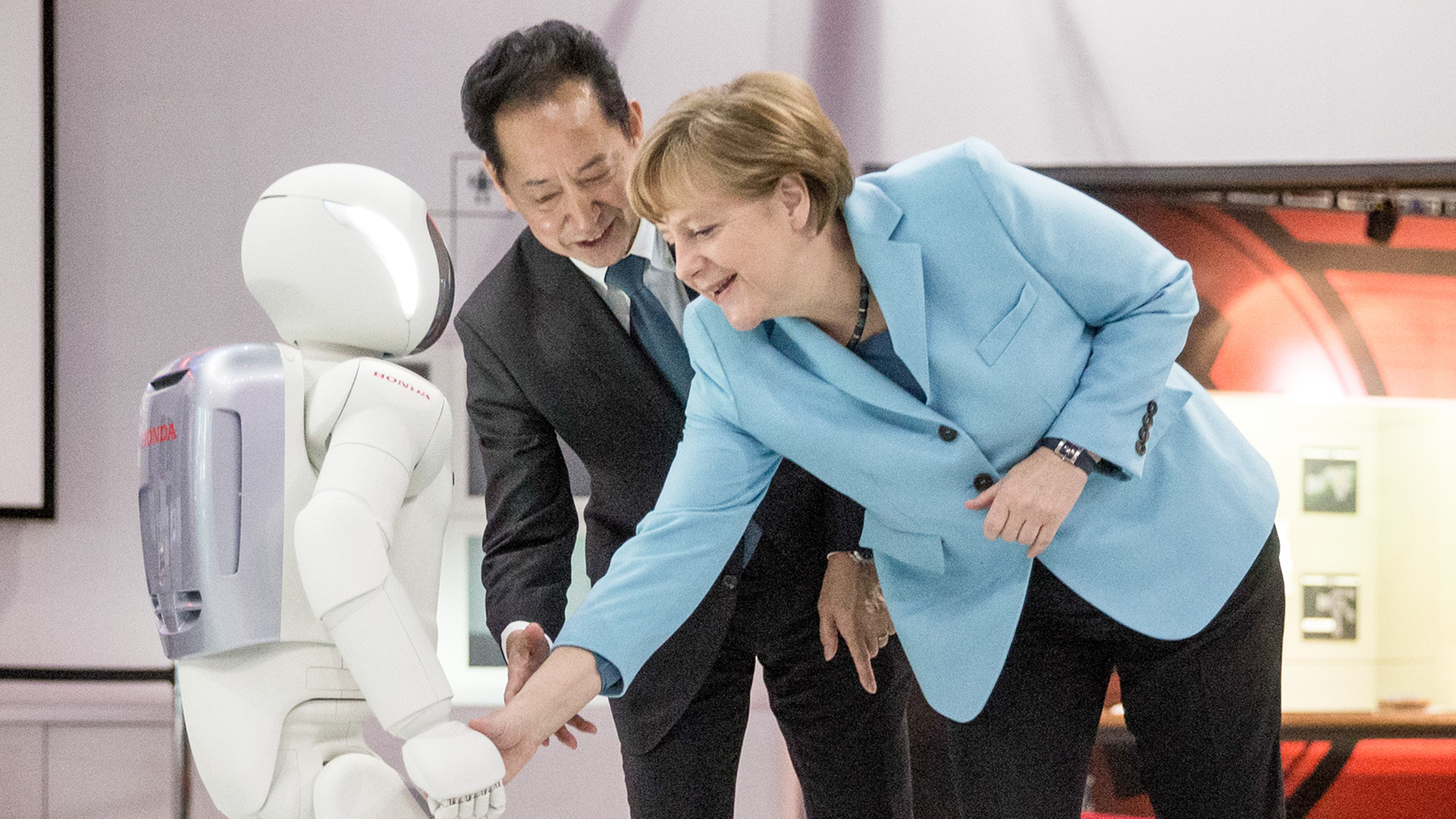 Bundeskanzlerin Angela Merkel (CDU) schaut sich am 09.03.2015 im Museum für Zukunftsorientierte Wissenschaft und Innovation Miraikan in Tokio in Japan den Roboter Asimo neben Museumsdirektor Mamoru Mohri an. Bundeskanzlerin Angela Merkel (CDU) schaut sich am 09.03.2015 im Museum für Zukunftsorientierte Wissenschaft und Innovation Miraikan in Tokio in Japan den Roboter Asimo neben Museumsdirektor Mamoru Mohri an.
