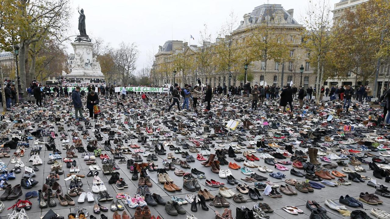 Tausende Schuhe in allen Größen und Farben stehen auf der Place de la République in Paris. Tausende Schuhe in allen Größen und Farben stehen auf der Place de la République in Paris.