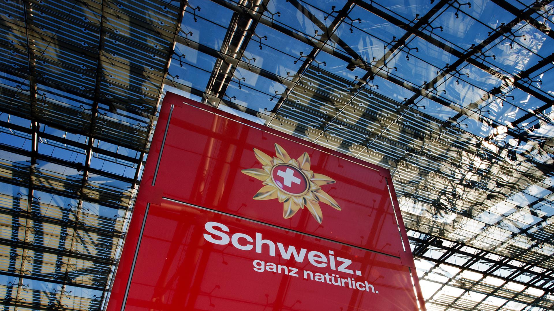 An einem Infostand des Partnerlandes Schweiz auf der Leipziger Buchmesse in Leipzig (Sachsen) wird am 12.03.2014 mit dem Slogan "Schweiz ganz natürlich" geworben. Vom 13. bis 16. März präsentieren sich auf der Messe 2000 Verlage mit ihren Neuerscheinungen. An einem Infostand des Partnerlandes Schweiz auf der Leipziger Buchmesse in Leipzig (Sachsen) wird am 12.03.2014 mit dem Slogan "Schweiz ganz natürlich" geworben. Vom 13. bis 16. März präsentieren sich auf der Messe 2000 Verlage mit ihren Neuerscheinungen.