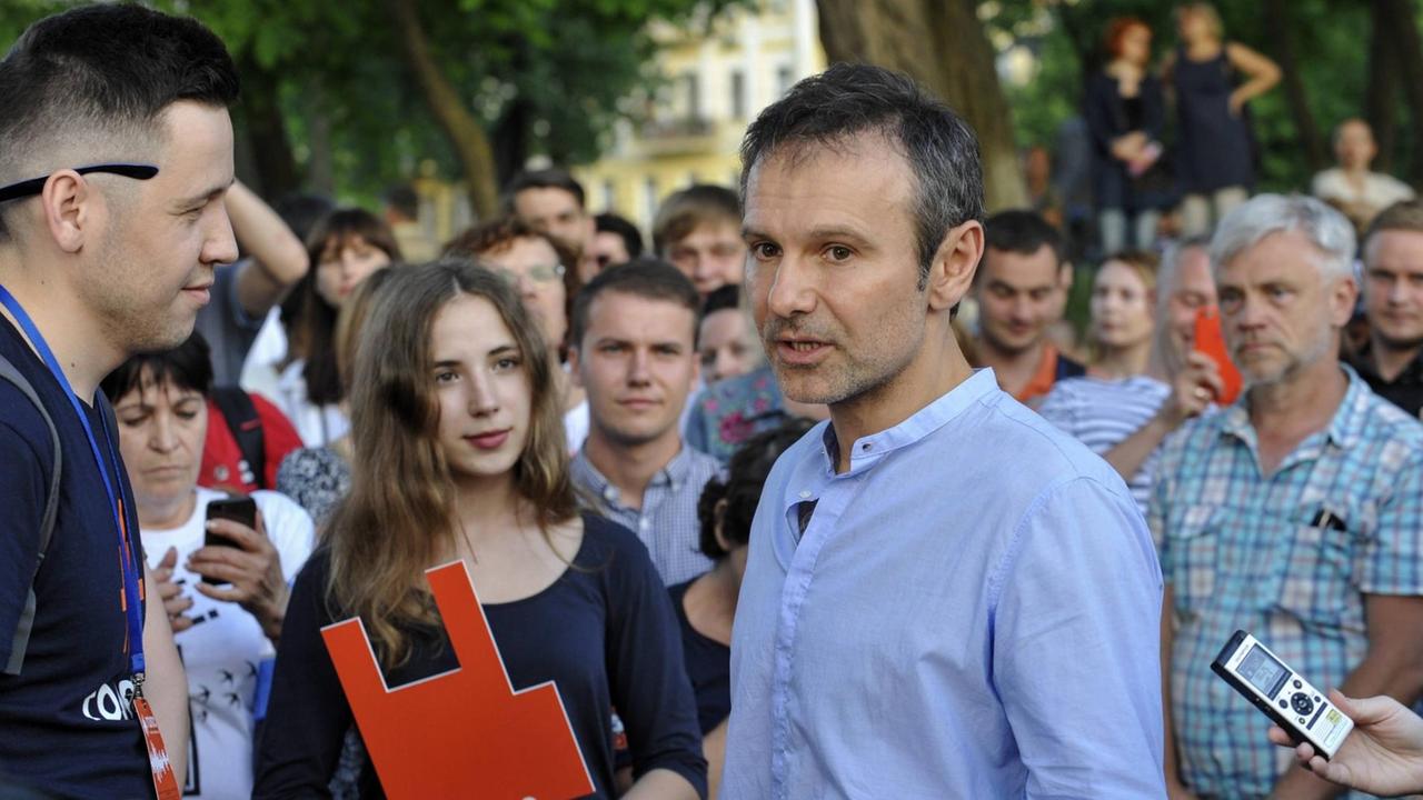 Der Sänger Swjatoslaw Wakartschuk bei einer Wahlkampfveranstaltung. Der Sänger Swjatoslaw Wakartschuk bei einer Wahlkampfveranstaltung.