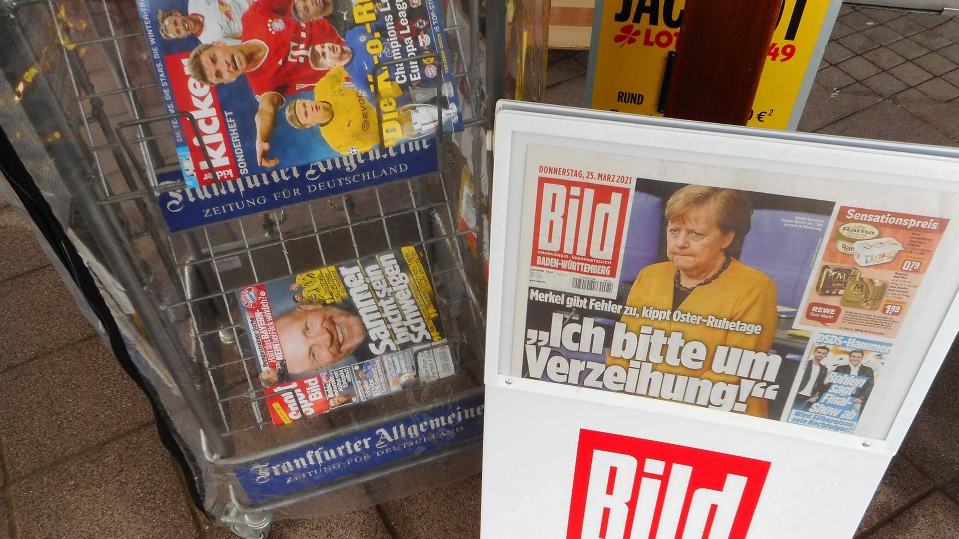 Bundeskanzlerin Angela Merkel (CDU) entschuldigt sich für den Fehler bei der Planung einer fünftägigen Osterruhe und sorgt damit für große Schlagzeilen. Bundeskanzlerin Angela Merkel (CDU) entschuldigt sich für den Fehler bei der Planung einer fünftägigen Osterruhe und sorgt damit für große Schlagzeilen.