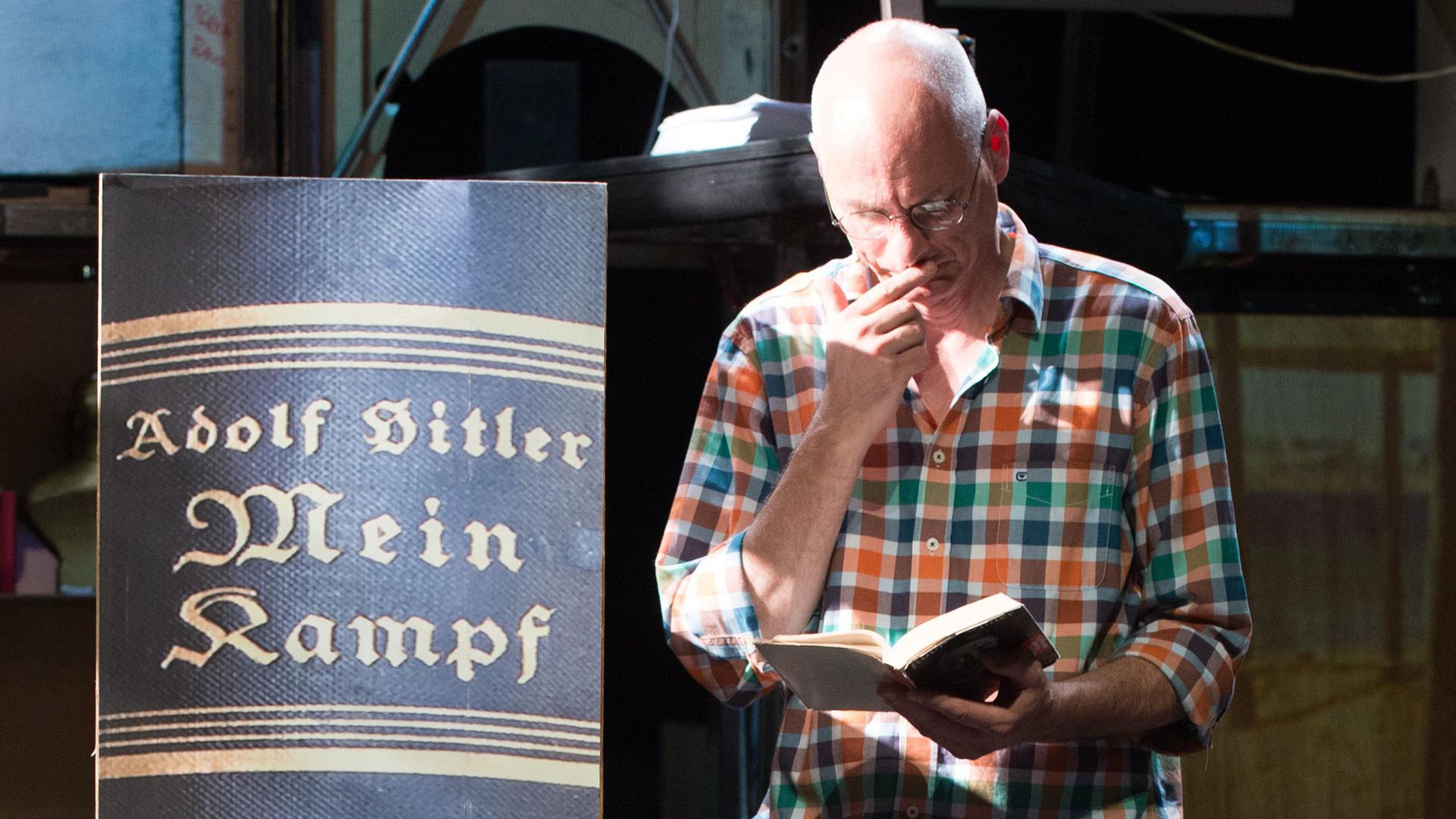 Der Schauspieler Matthias Hageböck vom Berliner Theaterkollektiv Rimini Protokoll am 31.08.2015 im E-Werk in Weimar (Thüringen) während der Fotoprobe zu dem Theaterstück "Adolf Hitler: Mein Kampf, Band 1 & 2" Der Schauspieler Matthias Hageböck vom Berliner Theaterkollektiv Rimini Protokoll am 31.08.2015 im E-Werk in Weimar (Thüringen) während der Fotoprobe zu dem Theaterstück "Adolf Hitler: Mein Kampf, Band 1 & 2"