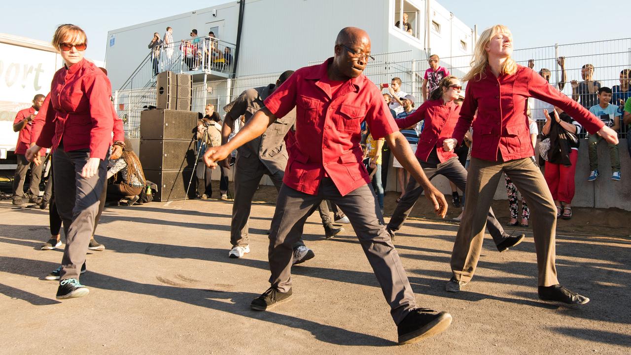 Künstleraktivisten des Schwabinggrad Ballett und Mitglieder der Gruppe Lampedusa performen im Juni 2015 in Hamburg vor der Flüchtlingsunterkunft in der Schnackenburgallee. Künstleraktivisten des Schwabinggrad Ballett und Mitglieder der Gruppe Lampedusa performen im Juni 2015 in Hamburg vor der Flüchtlingsunterkunft in der Schnackenburgallee.