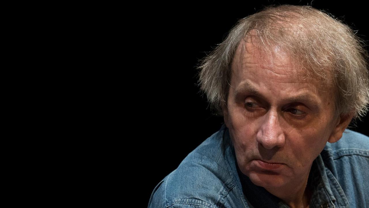 Der französische Schriftsteller Michel Houellebecq schaut mürrisch nach links. Der französische Schriftsteller Michel Houellebecq schaut mürrisch nach links.